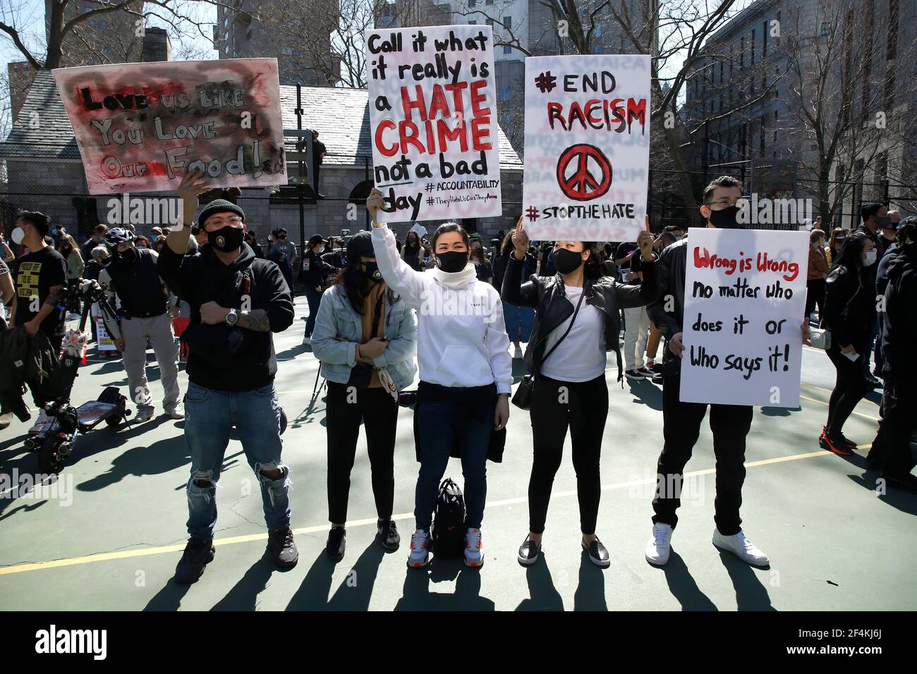 New York, Stati Uniti. 21 Mar 2021. I manifestanti tengono cartelli durante un raduno di pace per onorare le vittime di sparatorie e porre fine agli attacchi contro gli asiatici nel Columbus Park di Chinatown.cinque giorni fa otto persone sono state uccise nelle terme dell'area di Atlanta, sei delle quali erano asiatiche, causando sdegno e paura nella comunità asiatica. (Foto di John Lamparski/SOPA Images/Sipa USA) Credit: Sipa USA/Alamy Live News Foto Stock
