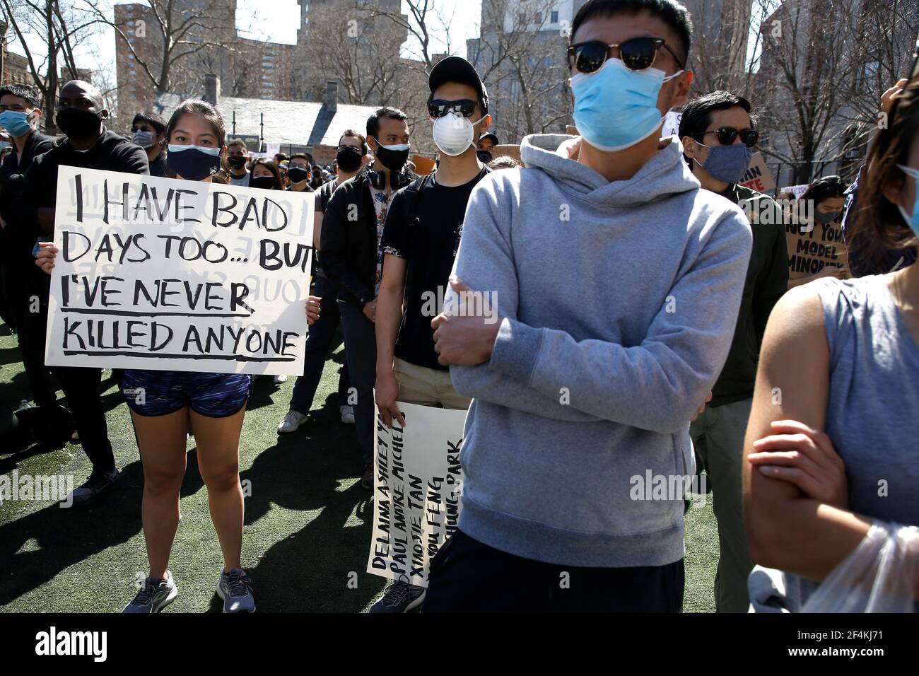New York, Stati Uniti. 21 Mar 2021. Un manifestante tiene un cartello durante un rally di pace per onorare le vittime di sparatorie e gli attacchi finali contro gli asiatici nel Columbus Park di Chinatown.cinque giorni fa otto persone sono state uccise nelle terme dell'area di Atlanta, sei delle quali erano asiatiche, causando sdegno e paura tra la comunità asiatica. (Foto di John Lamparski/SOPA Images/Sipa USA) Credit: Sipa USA/Alamy Live News Foto Stock