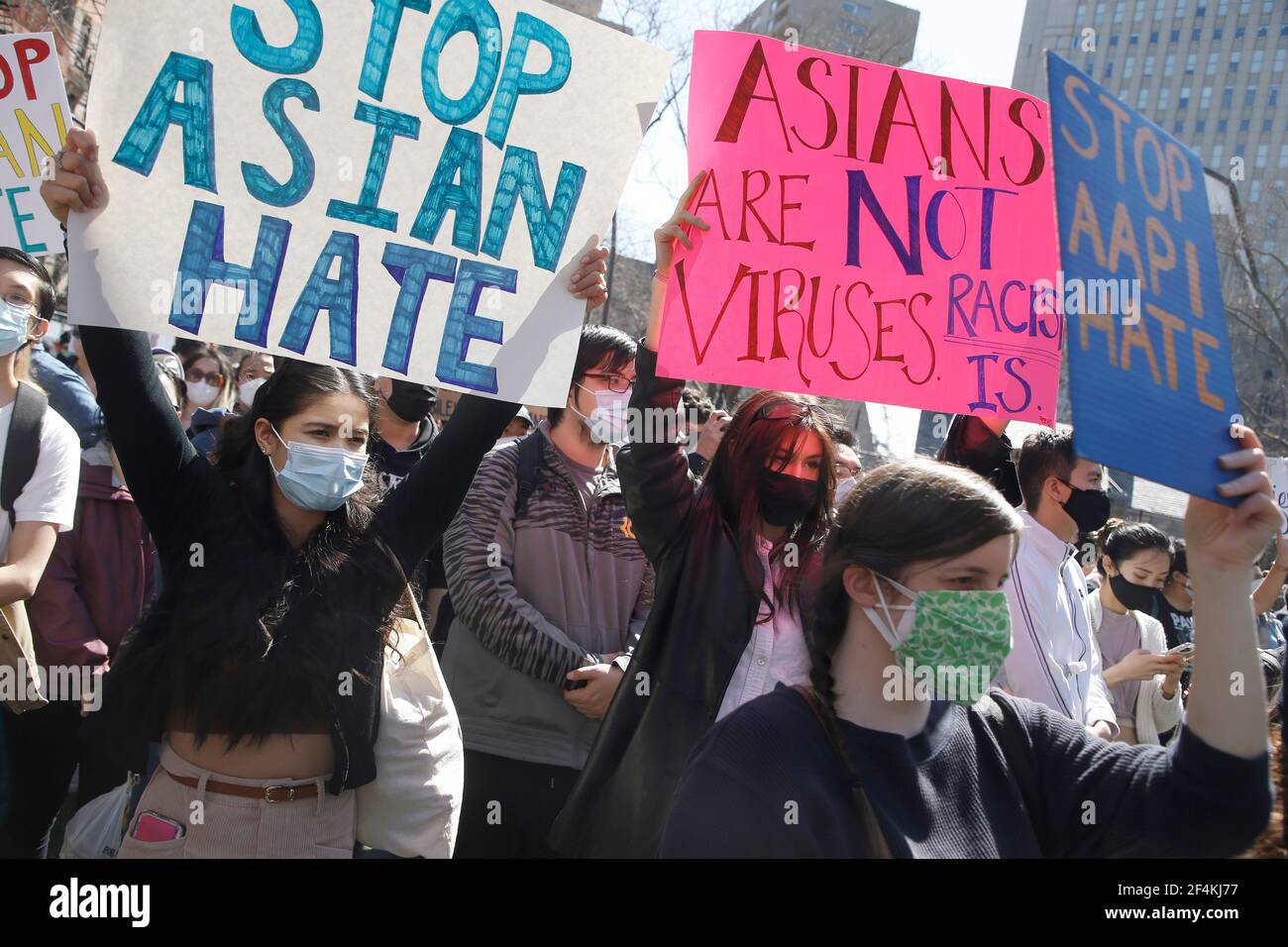 New York, Stati Uniti. 21 Mar 2021. I manifestanti tengono cartelli durante un raduno di pace per onorare le vittime di sparatorie e porre fine agli attacchi contro gli asiatici nel Columbus Park di Chinatown.cinque giorni fa otto persone sono state uccise nelle terme dell'area di Atlanta, sei delle quali erano asiatiche, causando sdegno e paura nella comunità asiatica. (Foto di John Lamparski/SOPA Images/Sipa USA) Credit: Sipa USA/Alamy Live News Foto Stock