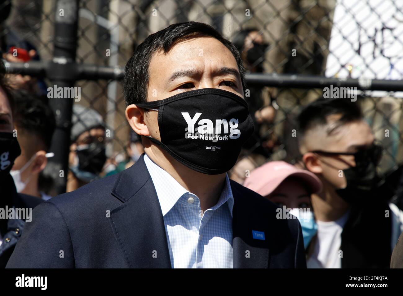 New York, Stati Uniti. 21 Mar 2021. Il candidato mayoral Andrew Yang parla durante un rally di pace per onorare le vittime di sparatorie e gli attacchi finali contro gli asiatici nel Columbus Park di Chinatown.cinque giorni fa otto persone sono state uccise nelle zone di Atlanta, sei delle quali erano asiatiche, causando sdegno e paura nella comunità asiatica. (Foto di John Lamparski/SOPA Images/Sipa USA) Credit: Sipa USA/Alamy Live News Foto Stock