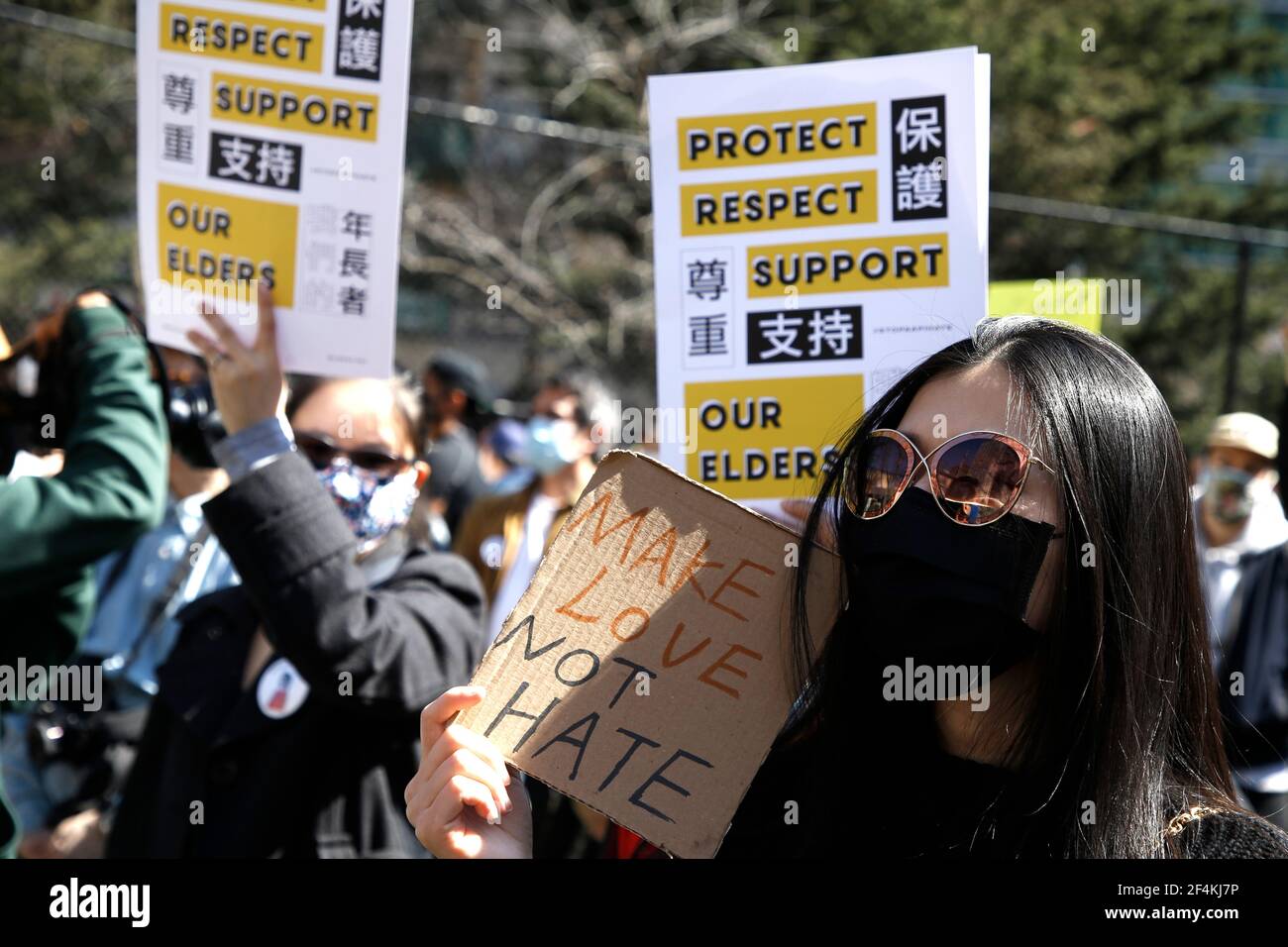 New York, Stati Uniti. 21 Mar 2021. I manifestanti tengono cartelli durante un raduno di pace per onorare le vittime di sparatorie e porre fine agli attacchi contro gli asiatici nel Columbus Park di Chinatown.cinque giorni fa otto persone sono state uccise nelle terme dell'area di Atlanta, sei delle quali erano asiatiche, causando sdegno e paura nella comunità asiatica. (Foto di John Lamparski/SOPA Images/Sipa USA) Credit: Sipa USA/Alamy Live News Foto Stock
