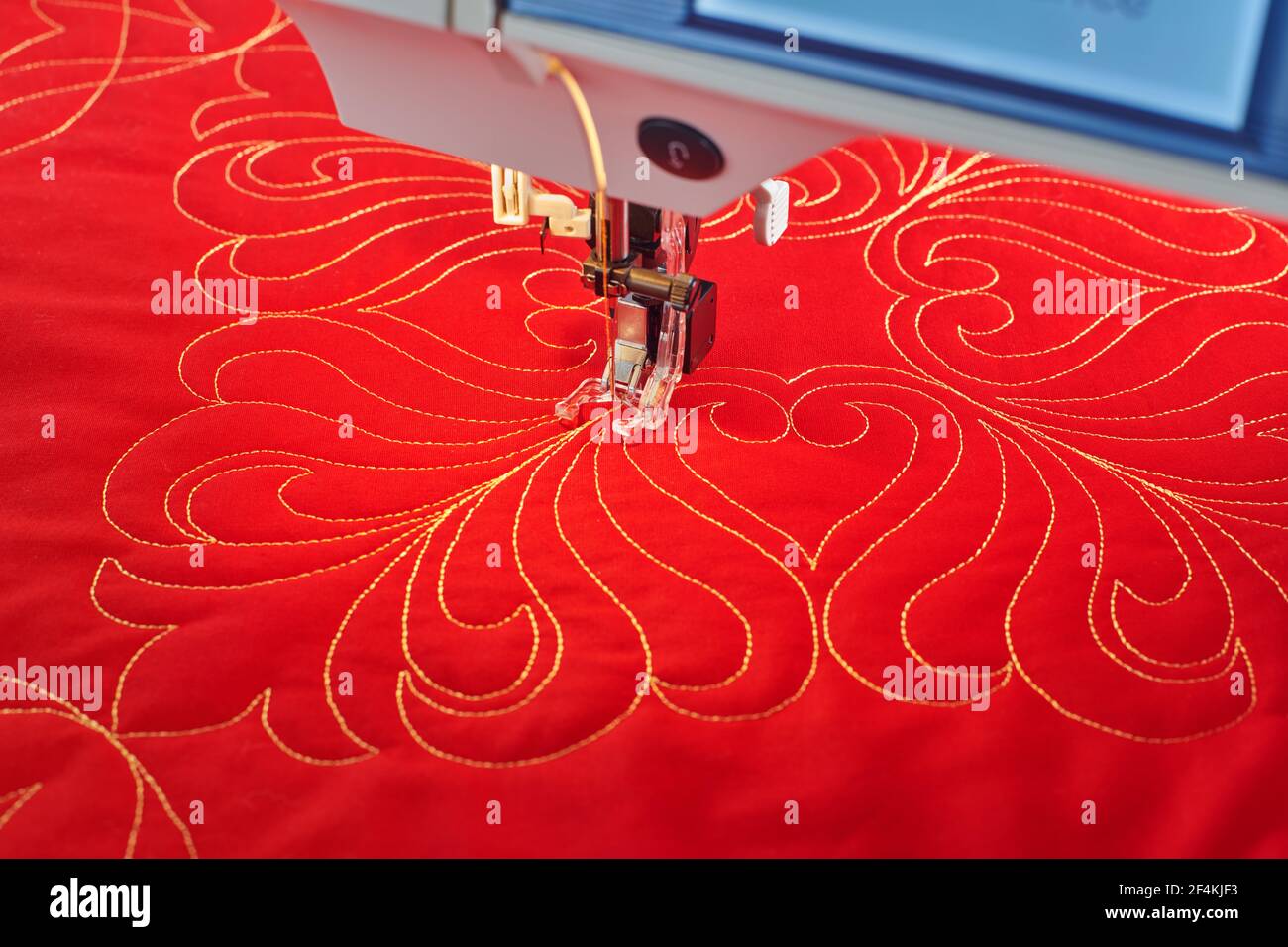 Lavorare la trapuntatura con una macchina elettrica per cucire utilizzando un tecnica di movimento libero Foto Stock