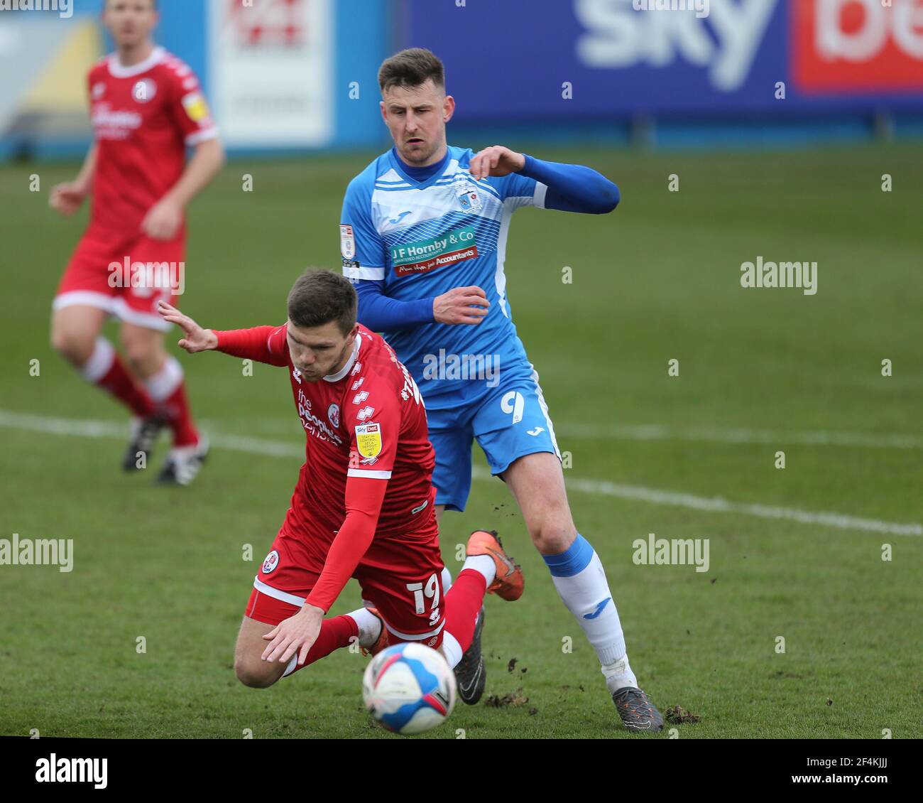 BARROW A FURNESS, REGNO UNITO. 20 MARZO: Scott Quigley di Barrow in azione con Jordan TUNNicliffe di Crawley Town durante la partita Sky Bet League 2 tra Barrow e Crawley Town presso Holker Street, Barrow-in-Furness sabato 20 Marzo 2021. (Credit: Mark Fletcher | MI News) Credit: MI News & Sport /Alamy Live News Foto Stock