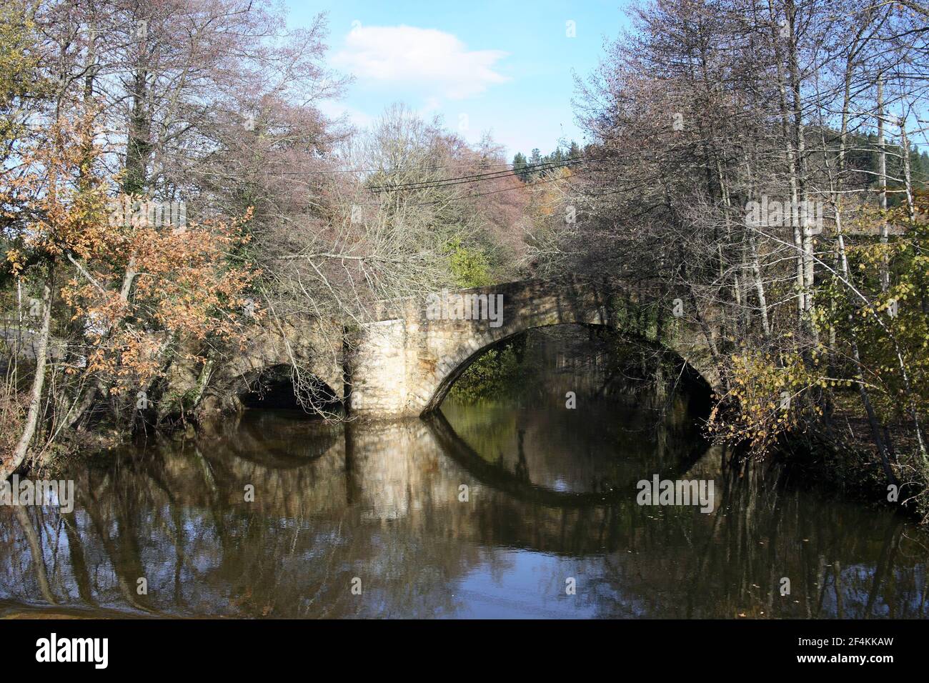 SPAGNA - Cantábrica (distretto) - PAESI BASCHI - ALAVA. Murguia / Sarria; Río procedente del parque Natural de Gorbeia / Gorbea; Foto Stock