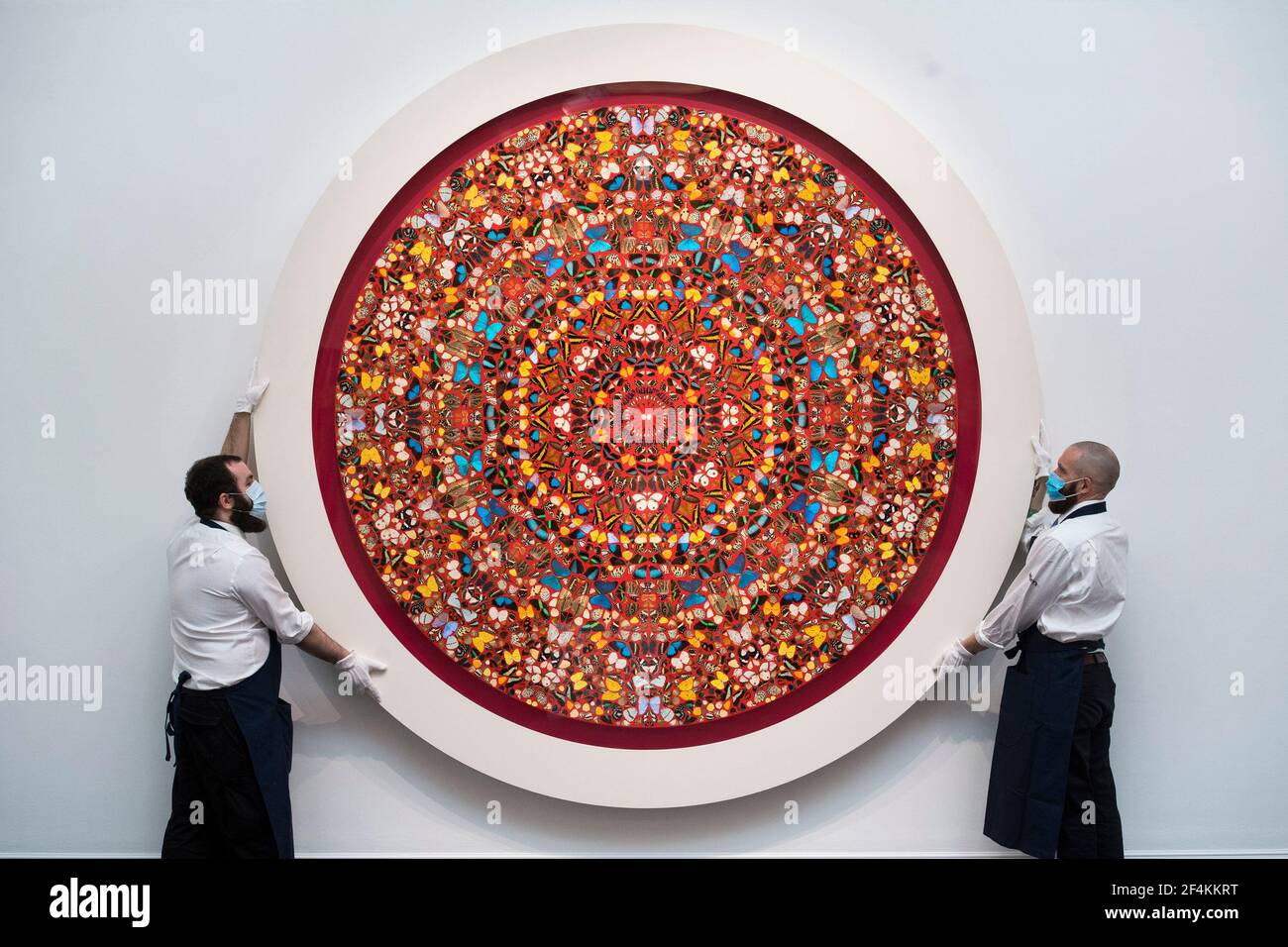 Tecnici della galleria con la voce umana di Damien Hirst, stimato a 600,000 - 800,000 sterline, a Sotheby's a Mayfair, Londra, durante un'anteprima della vendita moderna del Rinascimento, la prima grande vendita della casa d'asta del 2021. Data immagine: Lunedì 22 marzo 2021. Foto Stock