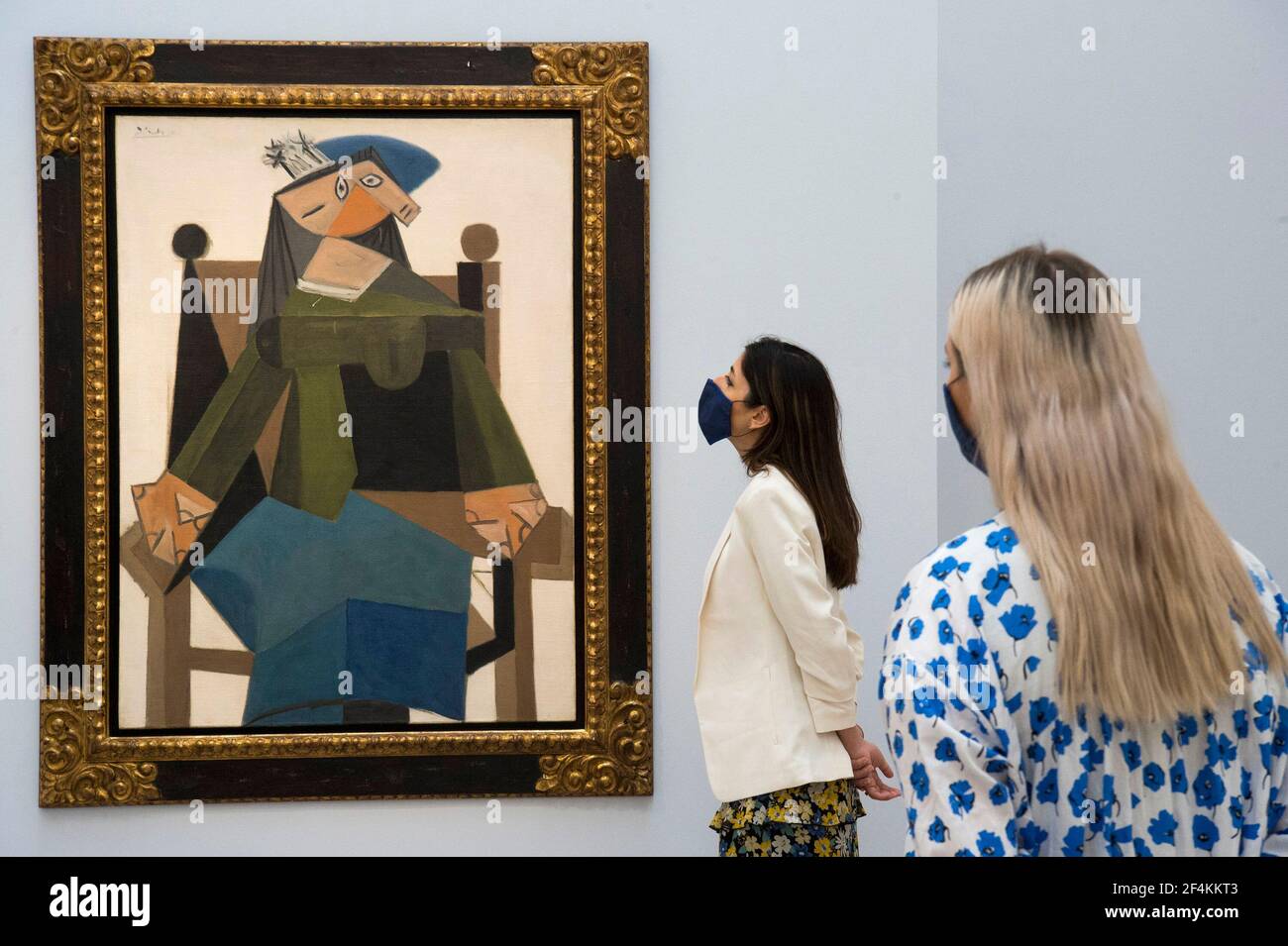 Gli assistenti della galleria guardano al Ritratto de Francoise di Pablo Picasso, stimato a 120,000 - 180,000 sterline, a Sotheby's a Mayfair, Londra, durante un'anteprima della vendita moderna del Rinascimento, la prima vendita principale della casa d'aste del 2021. Data immagine: Lunedì 22 marzo 2021. Foto Stock