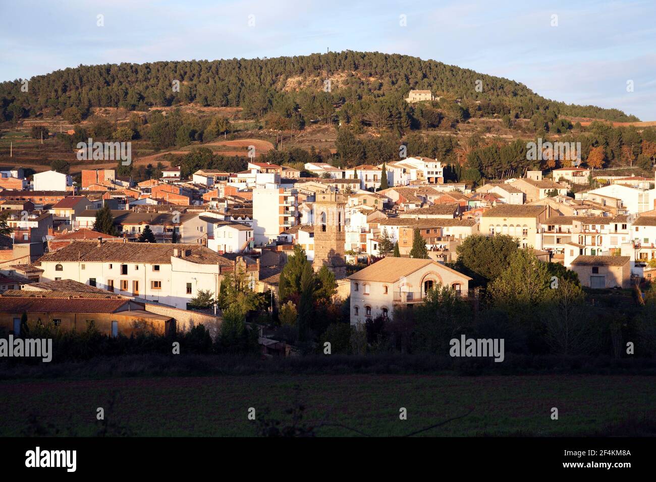 SPAGNA - Alt Penedés (distretto) - Catalogna - Barcellona. Mediona; vista del pueblo al atardecer Foto Stock