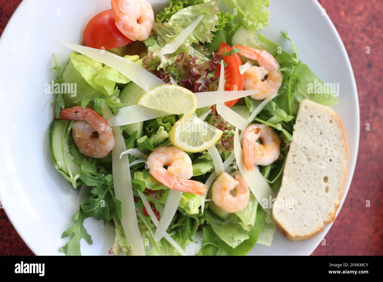 Cibo del ristorante - insalata con ingredienti freschi Foto Stock