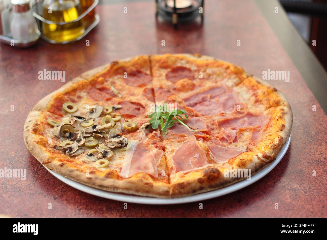 Cibo ristorante con ingredienti freschi - Pizza Foto Stock