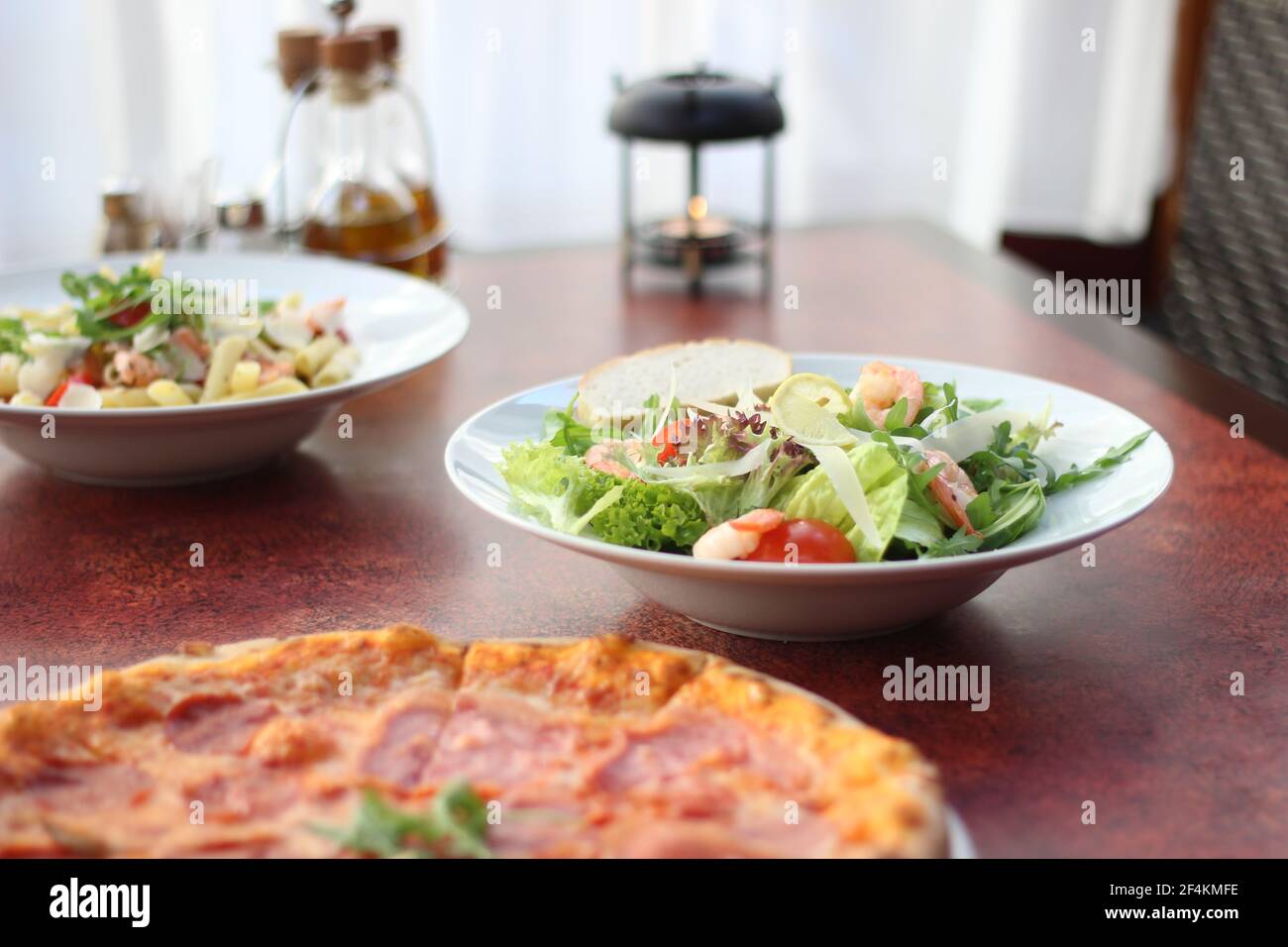 Cibo del ristorante con ingredienti freschi - pizza e insalata fresca Foto Stock