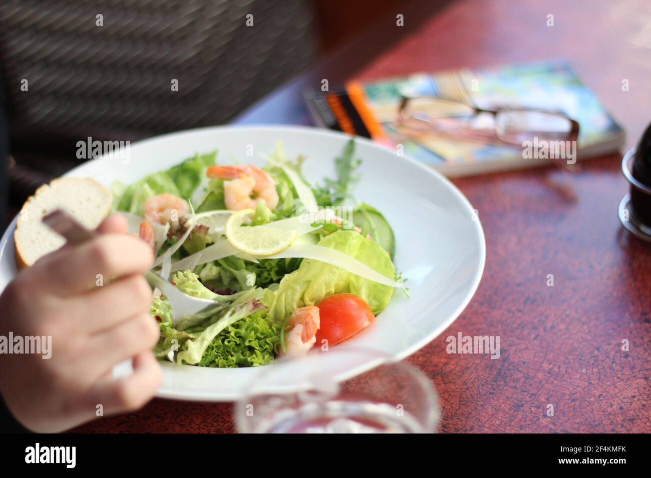 Cibo ristorante con ingredienti freschi - insalata con gamberi e. parmigiano Foto Stock