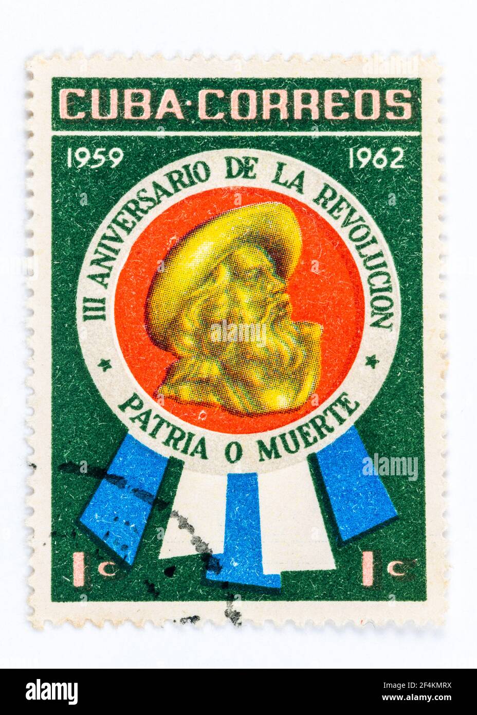 Vecchia serie di francobolli che celebrano il III anniversario della rivoluzione cubana. Il francobollo ha l'immagine di Camilo Cienfuegos. Foto Stock