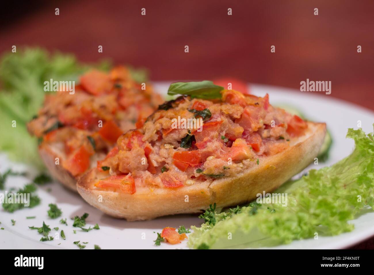 Bruschetta con verdure all'interno e insalata fresca e pomodori Foto Stock