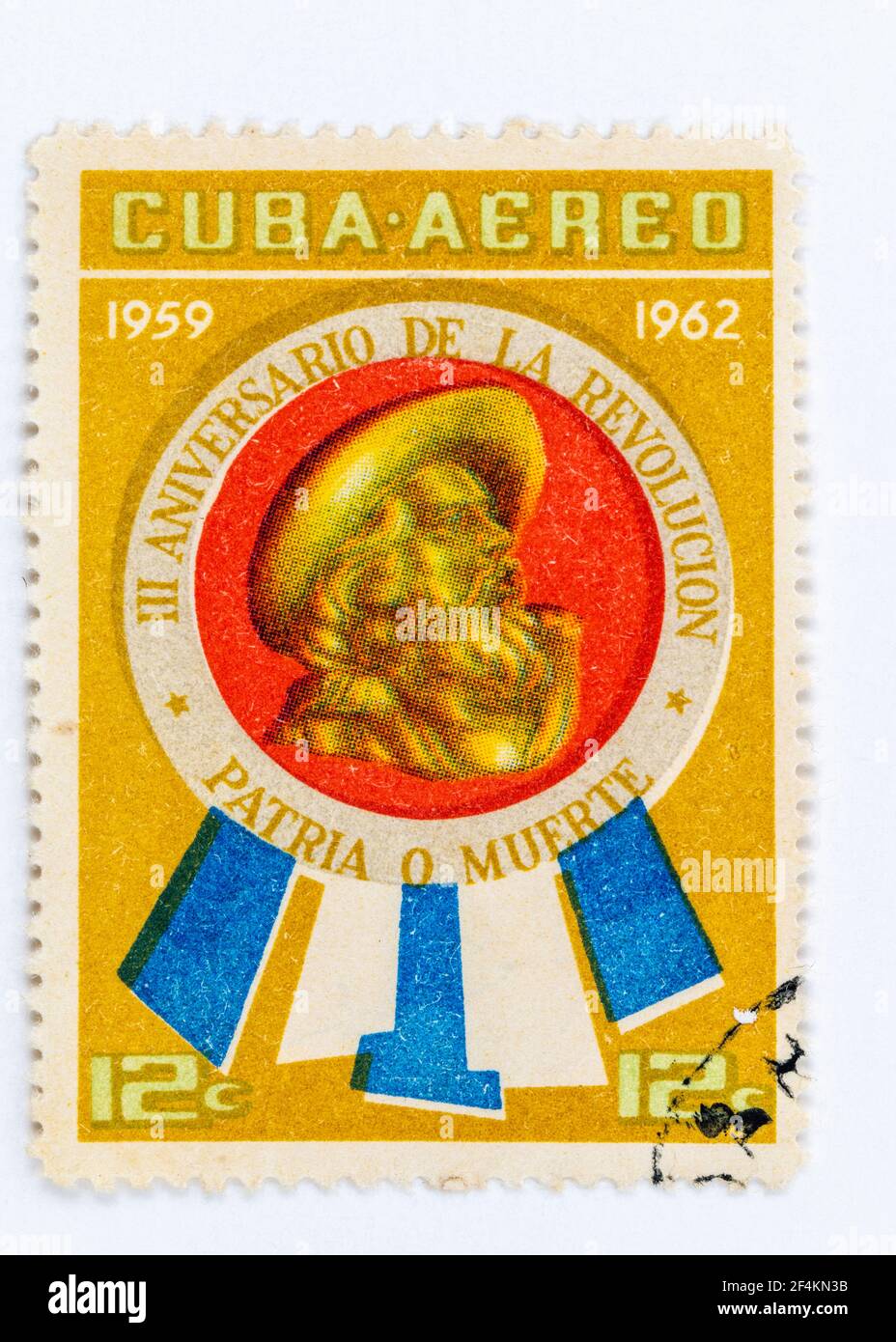 Vecchia serie di francobolli che celebrano il III anniversario della rivoluzione cubana. Il francobollo ha l'immagine di Camilo Cienfuegos. Foto Stock