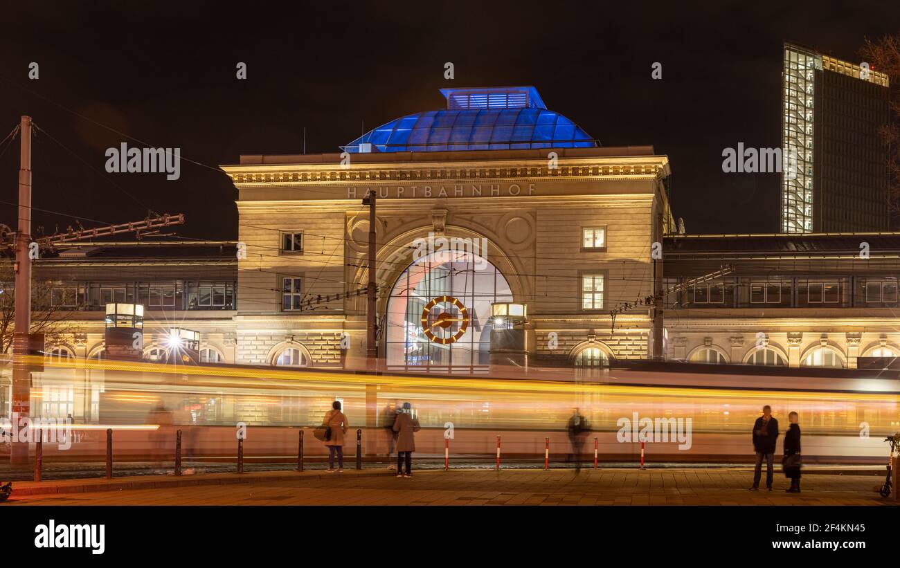 La stazione ferroviaria di Mannheim è un centro trafficato per il traffico ferroviario. Sia i treni che le auto di strada vi trasporteranno persone. Foto Stock