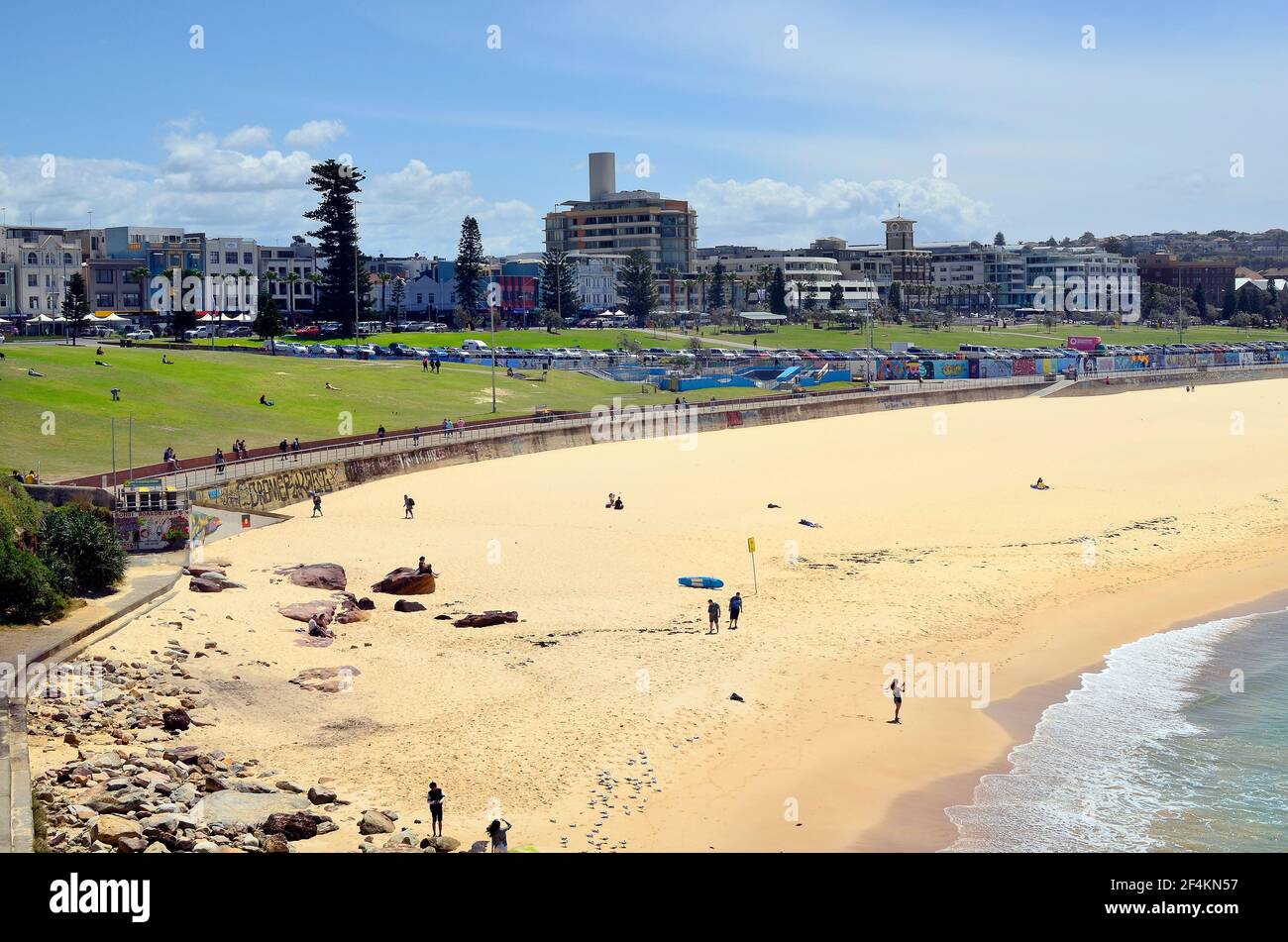 Sydney, NSW, Australia - 31 ottobre 2017: Persone ed edifici non identificati sulla spiaggia di Bondi, luogo preferito per nuotare, fare surf e rilassarsi Foto Stock