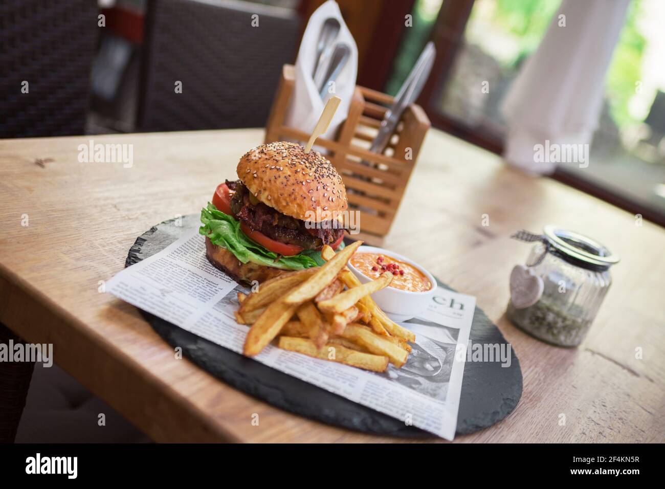 Hamburger con patatine fritte Foto Stock