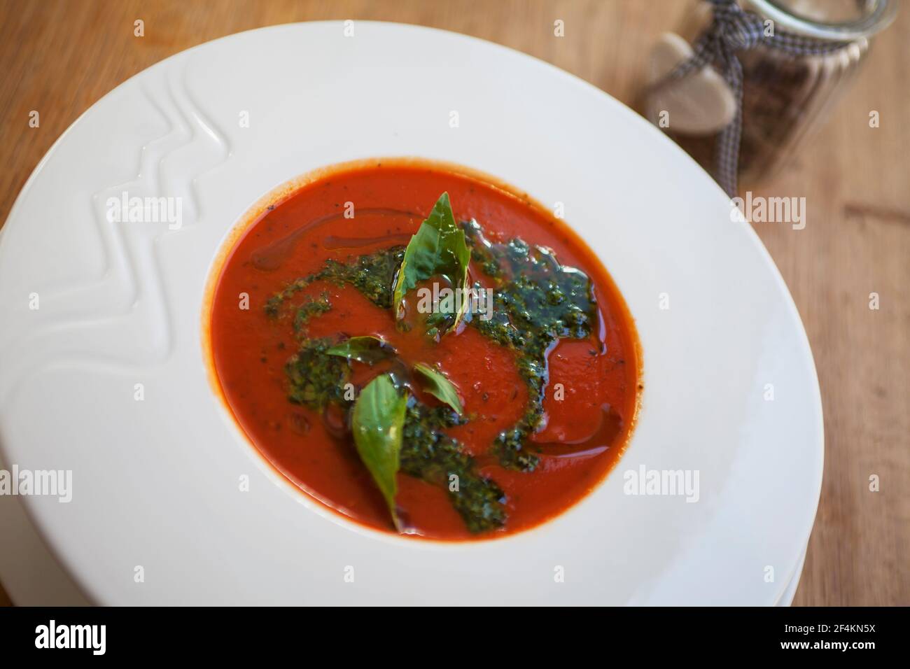 Ottimo pranzo - zuppa di pomodoro con basilico Foto Stock