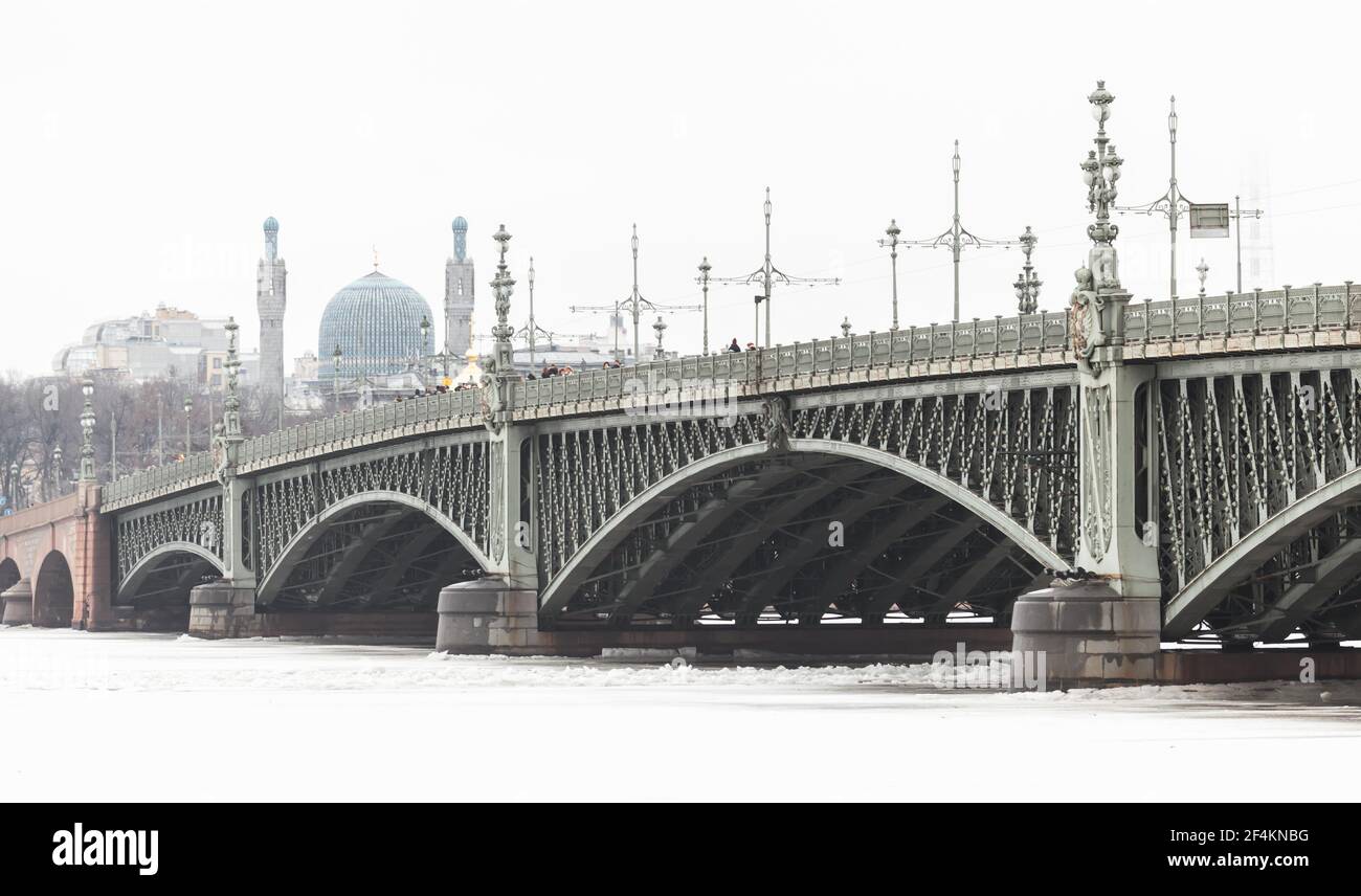 Trinity Bridge in una giornata invernale. Si tratta di un ponte a forma di bastione che attraversa la Neva a San Pietroburgo, in Russia. Foto Stock