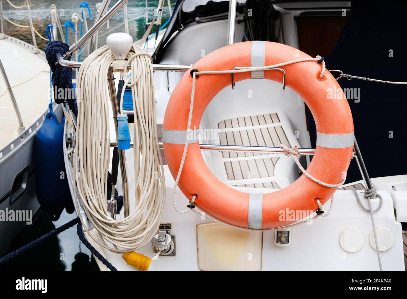 Arancione Lifebuoy in barca a motore. Concetto di salvataggio in acqua in estate. Foto Stock
