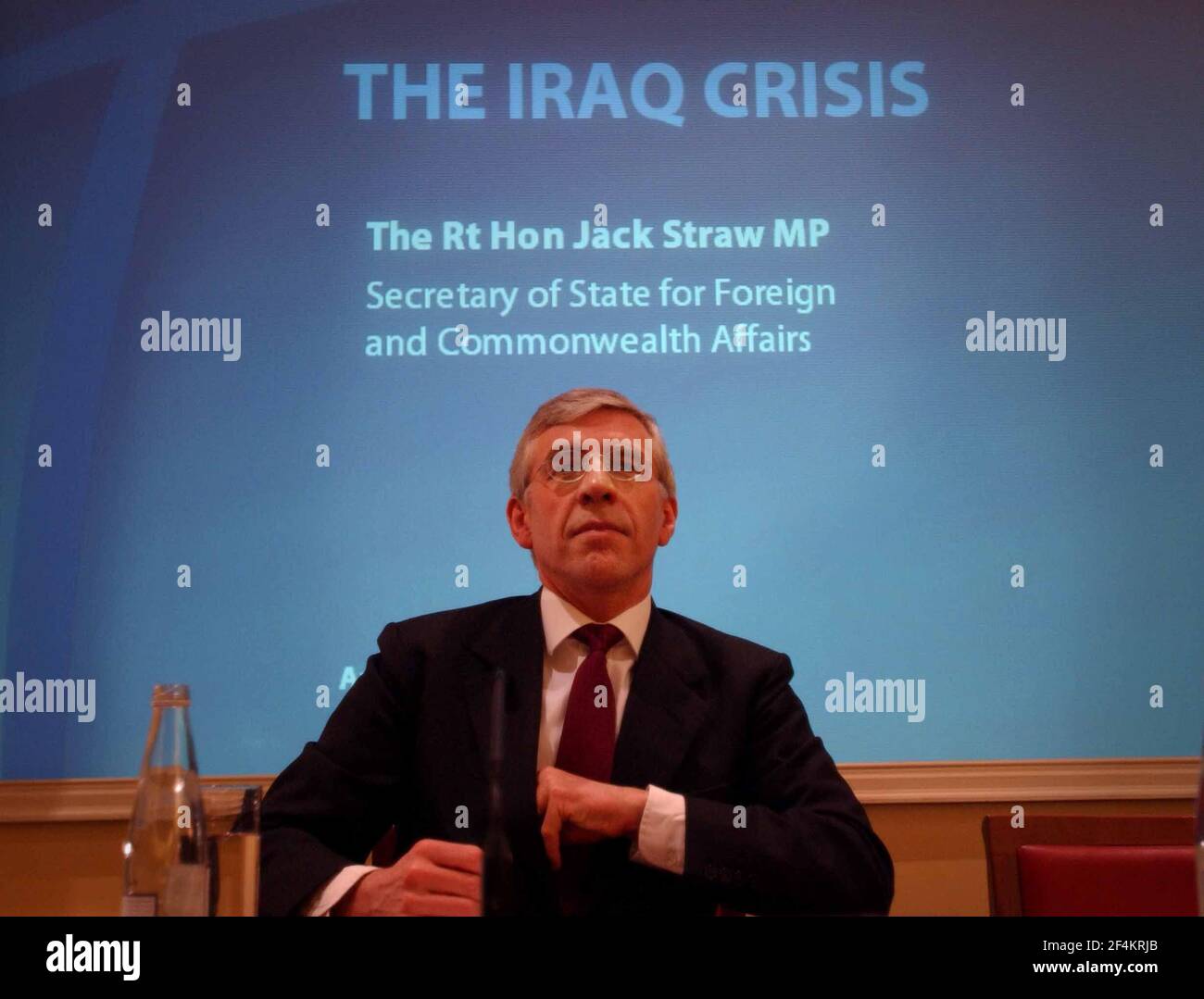 JACK PAGLIA CHE PARLA ALLA IISS, RAGGIUNGE PER LA CARTA ONU BOOKLET.11/2/03 PILSTON Foto Stock