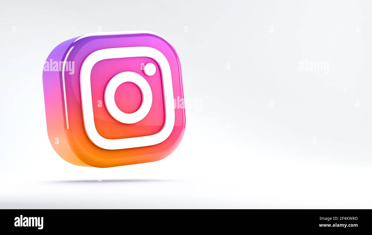 Valencia, Spagna - Marzo, 2021: Icona della fotocamera con logo Instagram isolato, simbolo colorato di gradiente per smartphone. App gratuita per i social media per condividere le foto Foto Stock