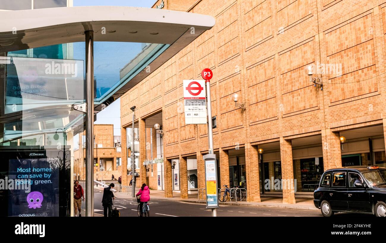 Londra UK, marzo 22 2021, Modern Bus Shelter di fronte A un John Lewis Department Store con un taxi parcheggiato Foto Stock