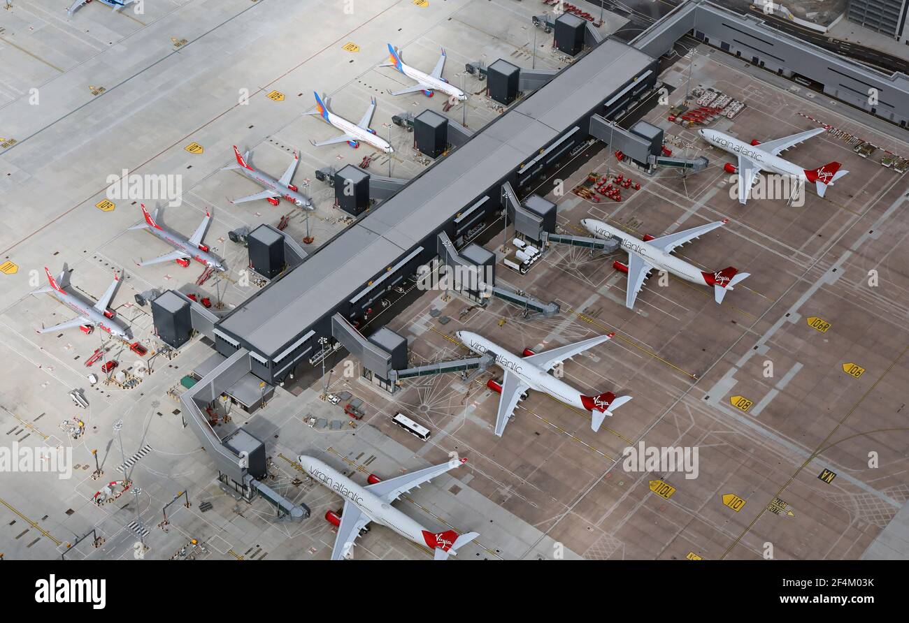 Vista aerea degli aerei parcheggiati al Terminal 2, Aeroporto Internazionale di Manchester. Marzo 2021 Foto Stock