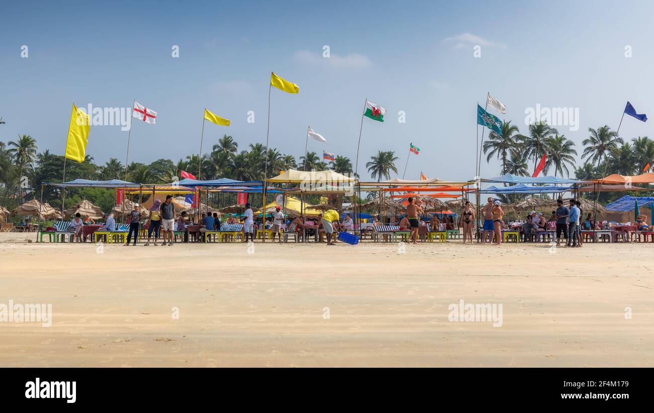 Una calda giornata estiva di attività in spiaggia a Goa, INDIA Foto Stock