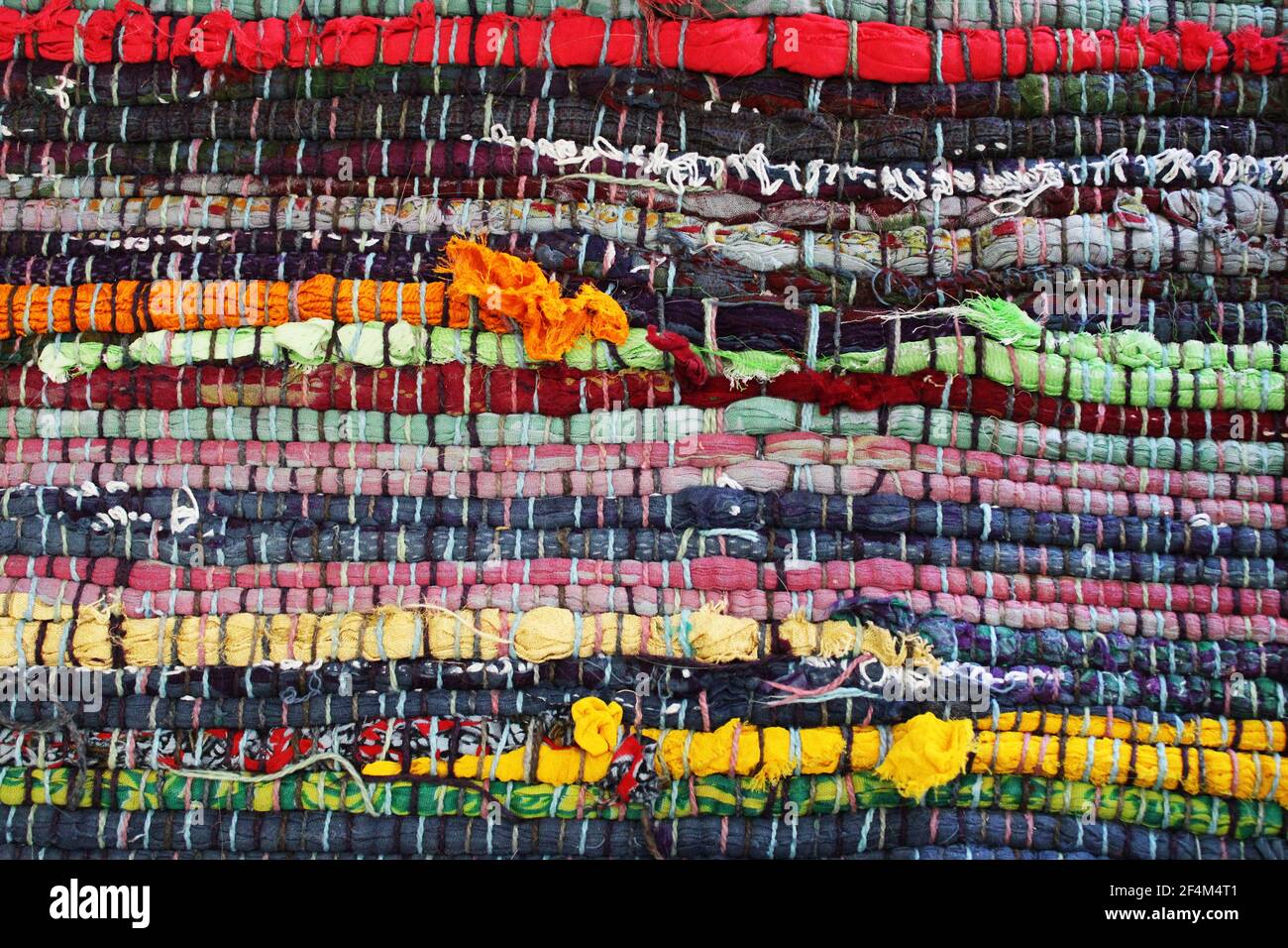 dettaglio di un tappeto di straccio multicolore Foto Stock
