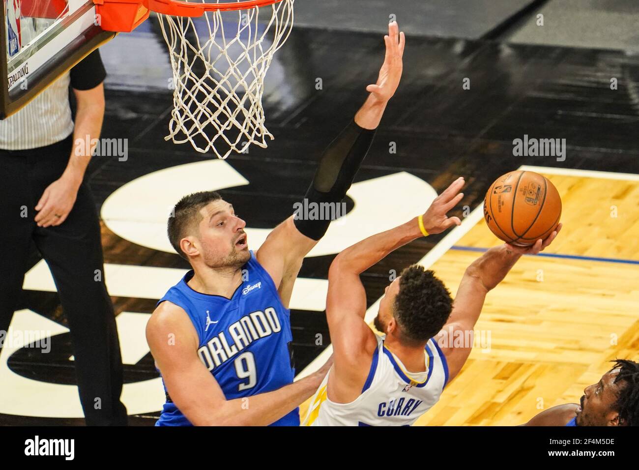 Orlando, Florida, USA, 19 febbraio 2021, Il giocatore dei Golden state Warriors Steph Curry n. 30 tenta di fare un cesto contro la magia di Orlando all'Amway Center (Photo Credit: Marty Jean-Louis) Foto Stock