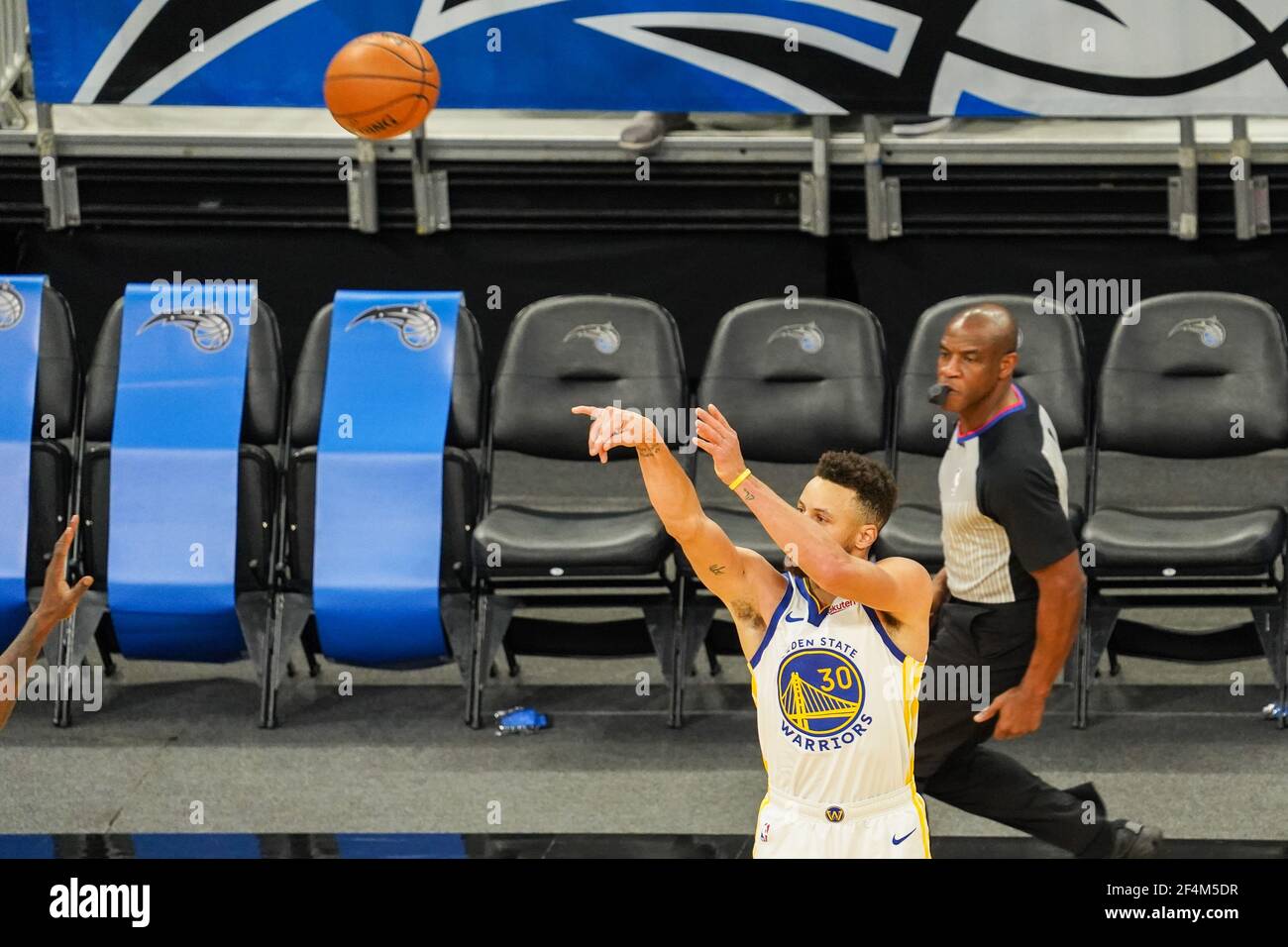 Orlando, Florida, USA, 19 febbraio 2021, Il giocatore di Golden state Warriors Steph Curry n. 30 spara tre punti durante la partita contro la magia di Orlando all'Amway Center (Photo Credit: Marty Jean-Louis) Foto Stock
