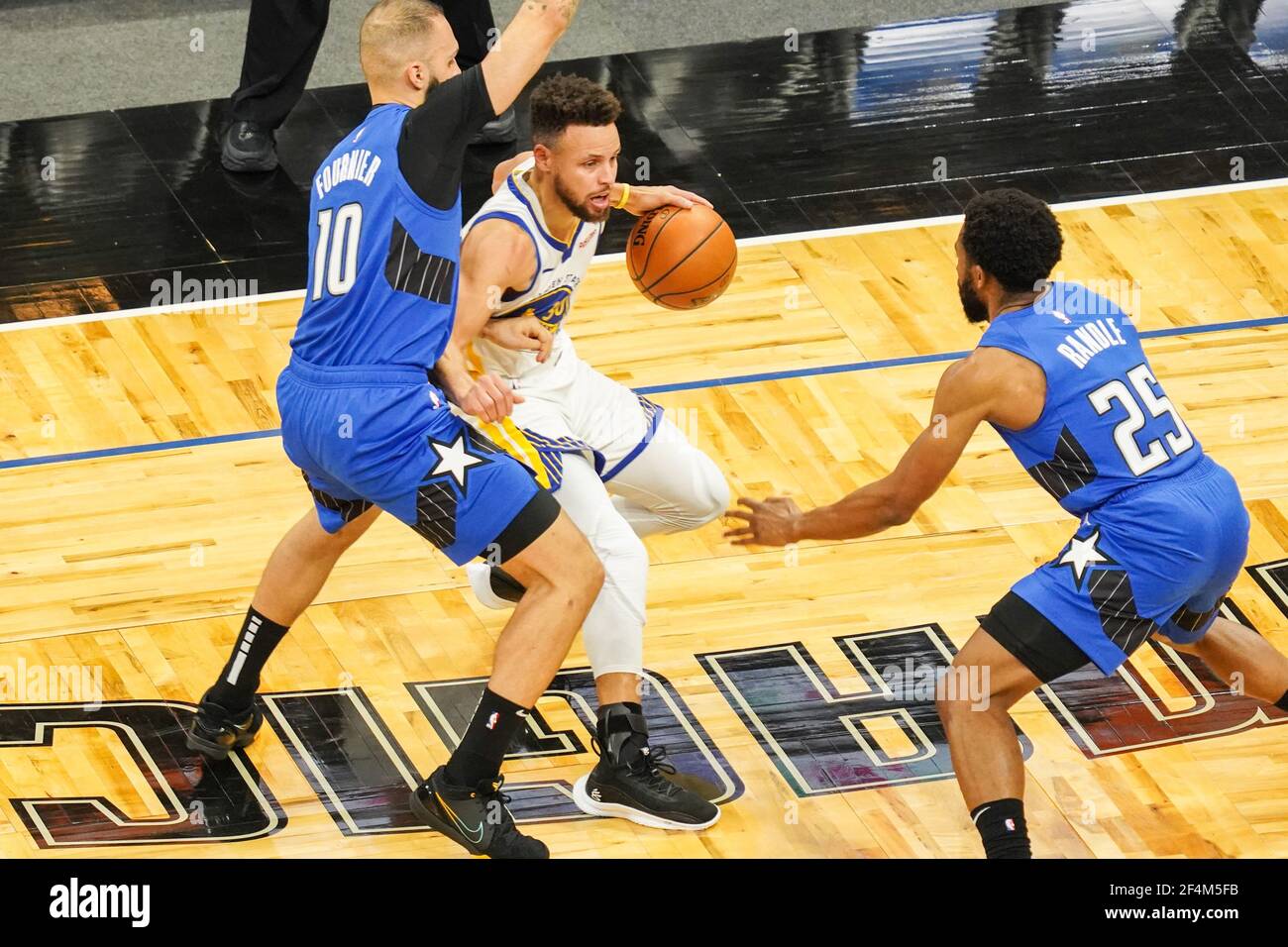 Orlando, Florida, USA, 19 febbraio 2021, Il Golden state Warriors' Steph Curry n° 30 è stato inscatolato dai Magicplayers di Orlando Evan Fournier n° 10 e Chasson Randle n° 25 all'Amway Center (Photo Credit: Marty Jean-Louis) Foto Stock