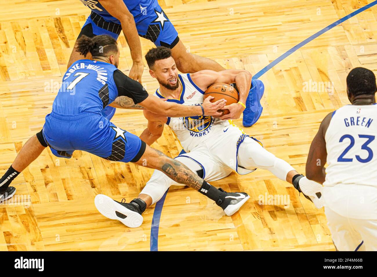 Orlando, Florida, USA, 19 febbraio 2021, Il giocatore dei Guerrieri dello stato d'oro Steph Curry perde il controllo della palla durante il gioco contro la magia di Orlando all'Amway Center (Photo Credit: Marty Jean-Louis) Foto Stock
