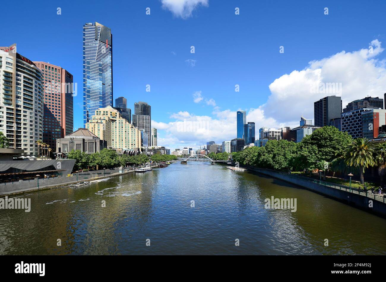 Melbourne, VIC, Australia - 03 Novembre 2017: diversi edifici lungo il fiume Yarra con passerella e Southbank Foto Stock