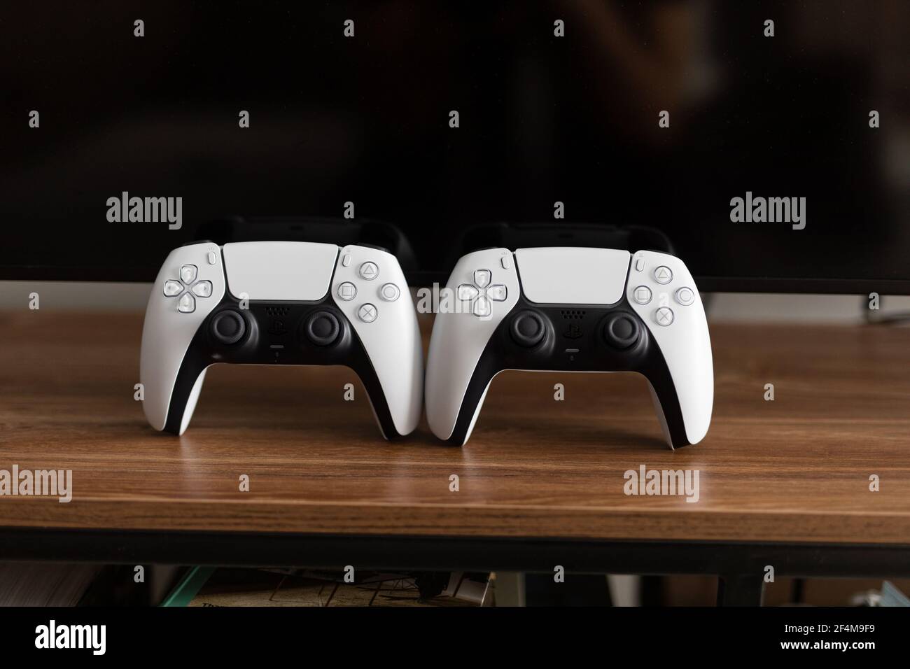 La nuova PlayStation 5 Box Sony svela console e giochi per PS5. Controller  Dual Sense e funzioni della serie seconds per la sala giochi Foto stock -  Alamy