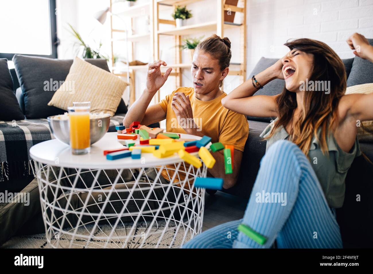 Coppia in amore gioco da tavolo e divertirsi. Foto Stock