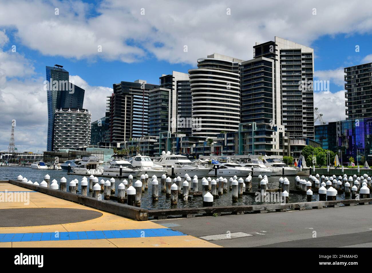 Melbourne, VIC, Australia - 03 Novembre 2017: Barche nel porto Victoria e edifici di nuova città sul lungomare nel quartiere di Docklands Foto Stock Melbourne, VIC, Australia - 03 Novembre 2017: Barche nel porto Victoria e edifici di nuova città sul lungomare nel quartiere di Docklands Foto Stock