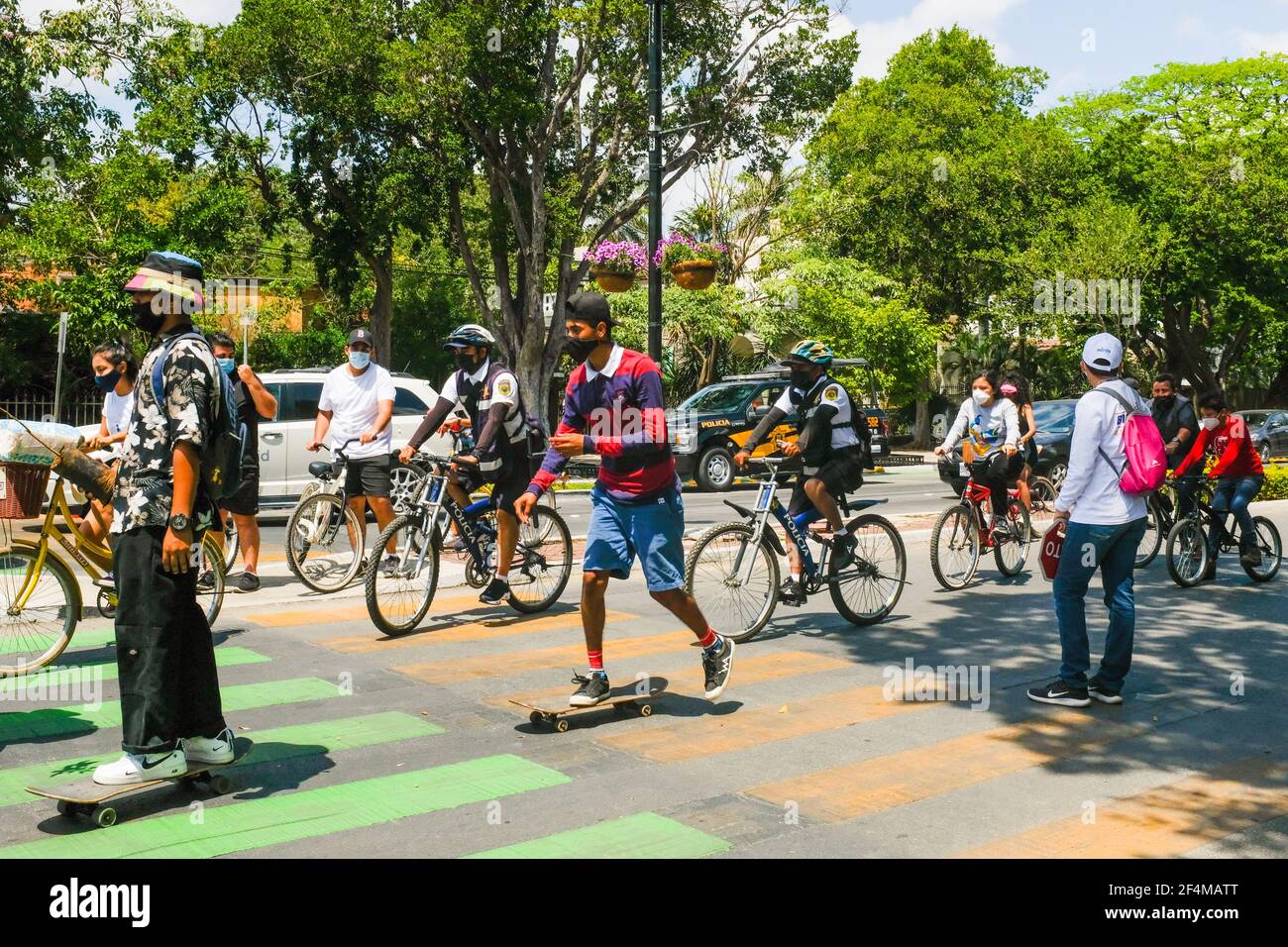 Dopo molti mesi di chiusura a causa della pandemia, la città di Merida in Messico ha ripreso le sue popolari 'Ciclismo Domenica' sul famoso viale Paseo de Montejo. L'evento è stato riorganizzato e aderisce alle misure di igiene di protezione Covid-19 Foto Stock