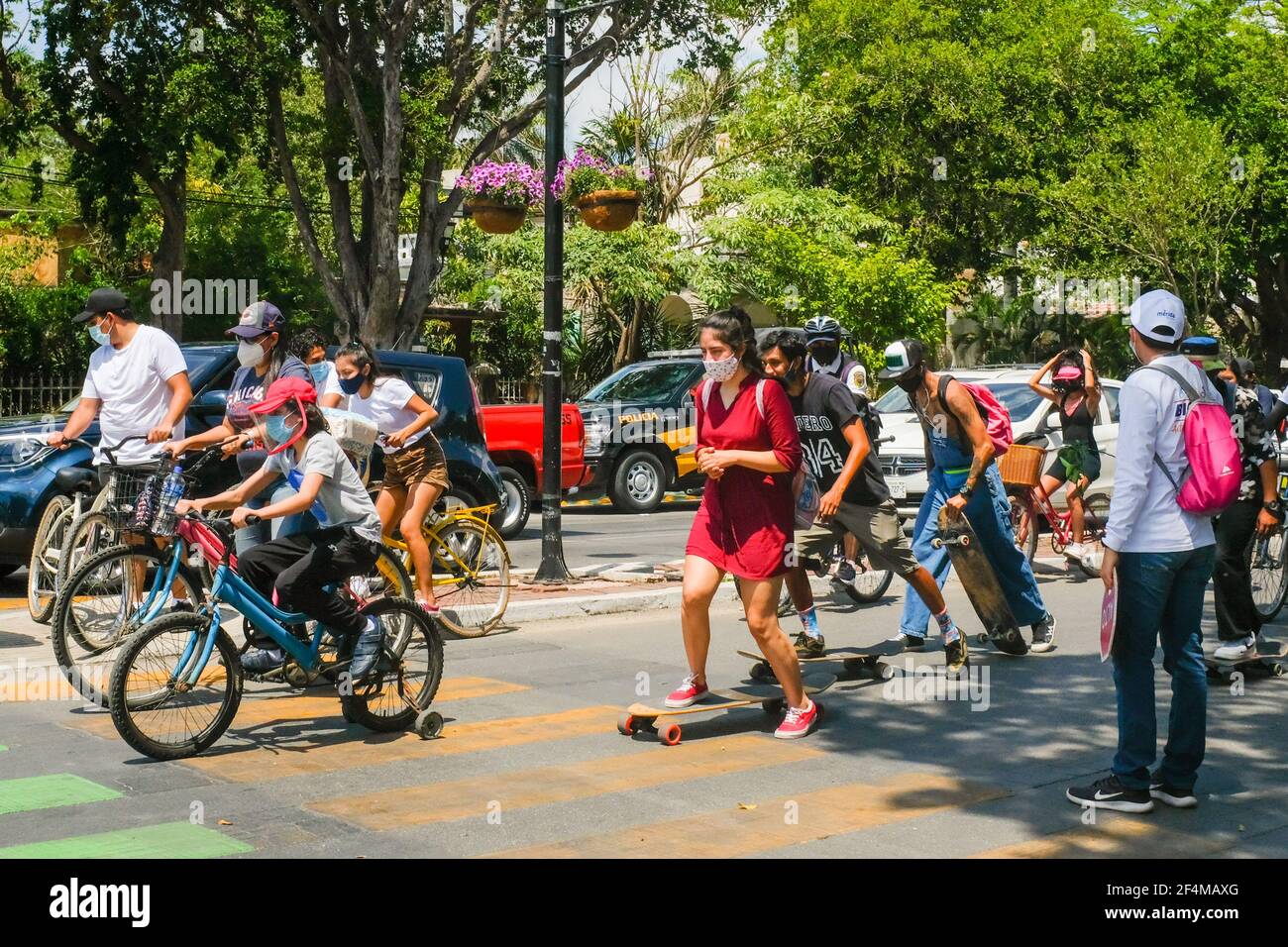 Dopo molti mesi di chiusura a causa della pandemia, la città di Merida in Messico ha ripreso le sue popolari 'Ciclismo Domenica' sul famoso viale Paseo de Montejo. L'evento è stato riorganizzato e aderisce alle misure di igiene di protezione Covid-19 Foto Stock