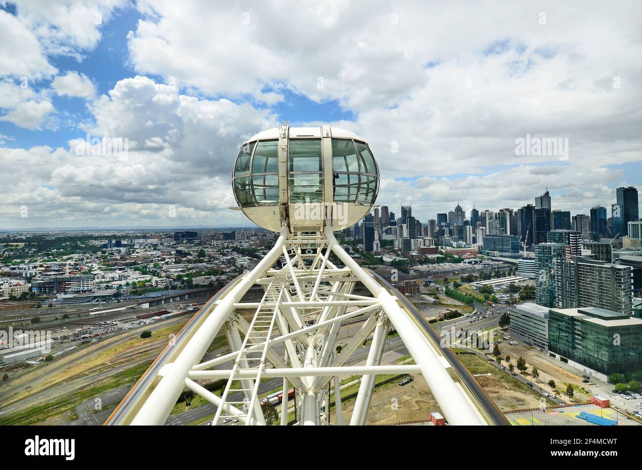 Melbourne, Victoria, Australia - 03 novembre 2017: Funivia della Melbourne Star Observation Wheel con skyline della capitale Foto Stock