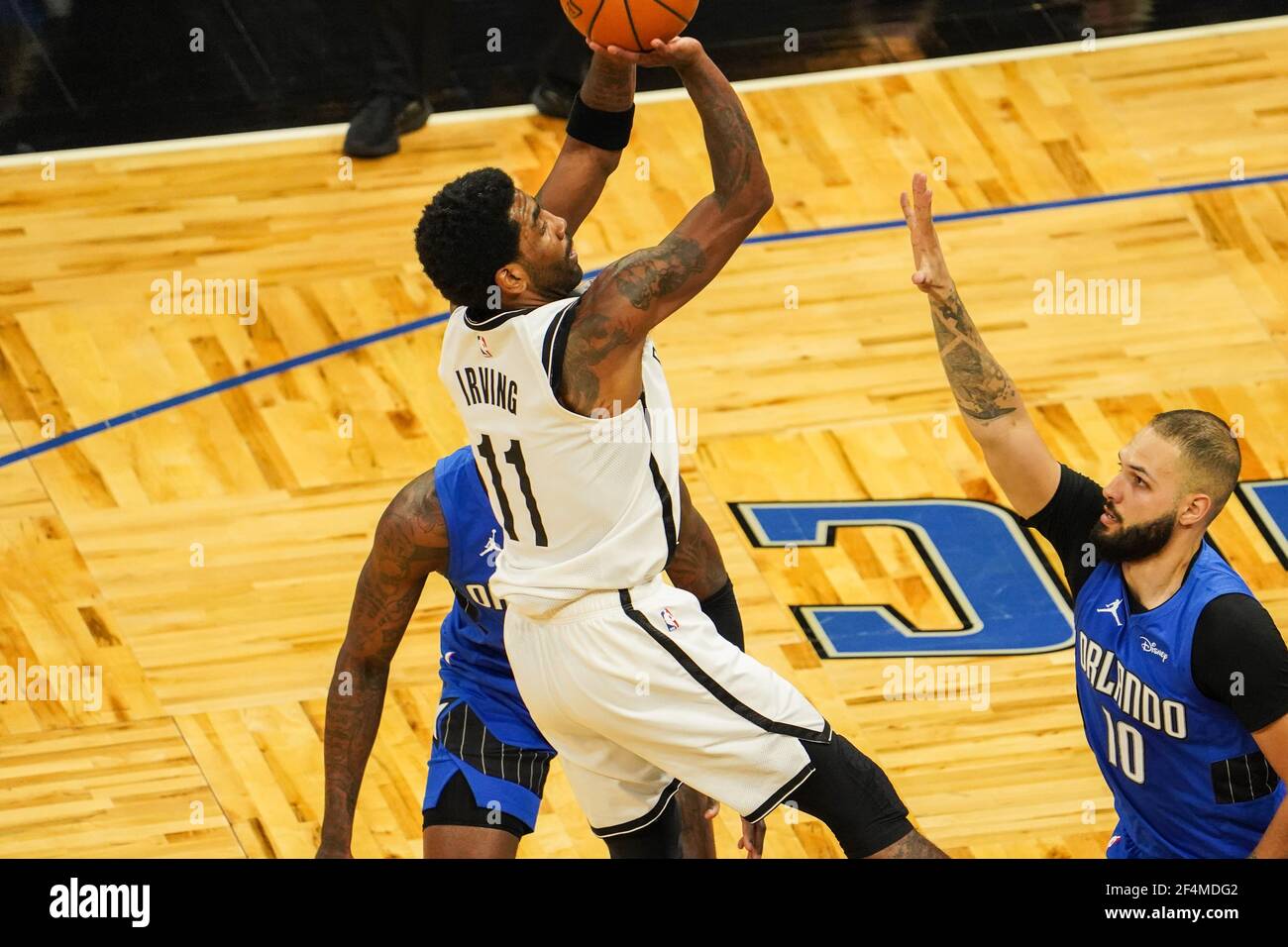 Orlando, Florida, USA, 19 marzo 2021, Brooklyn Nets Point Guard Kyrie Irving n. 11 scatta una foto contro la magia di Orlando all'Amway Center (Photo Credit: Marty Jean-Louis) Foto Stock