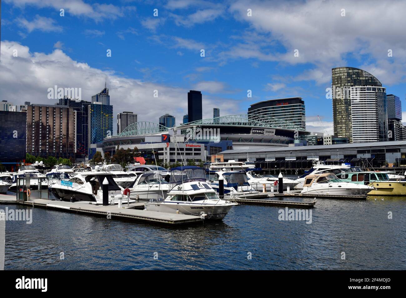 Melbourne, VIC, Australia - 03 novembre 2017: Barche nel porto, edifici e stadio nel quartiere Dockland Foto Stock