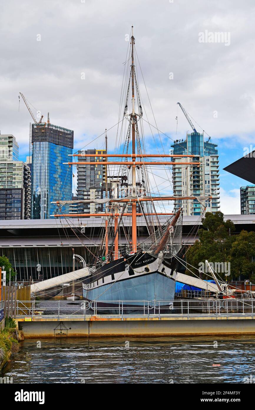 Melbourne, VIC, Australia - 03 novembre 2017: Nave alta Polly Woodside, nave a vela e museo marittimo sul fiume Yarra nel distretto di Southbank Foto Stock