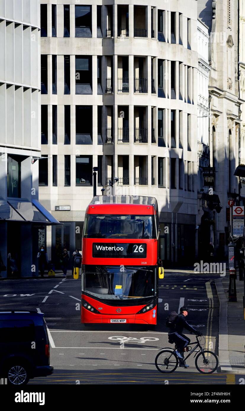 Londra, Inghilterra, Regno Unito. Autobus rosso a due piani a Ludgate Hill, nella città di Londra Foto Stock