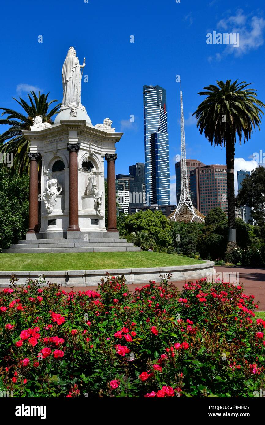 Melbourne, Victoria, Australia - 04 novembre 2017: Memoriale della Regina Vittoria, torre Eureka e guglia del Centro delle Arti di Melbourne Foto Stock