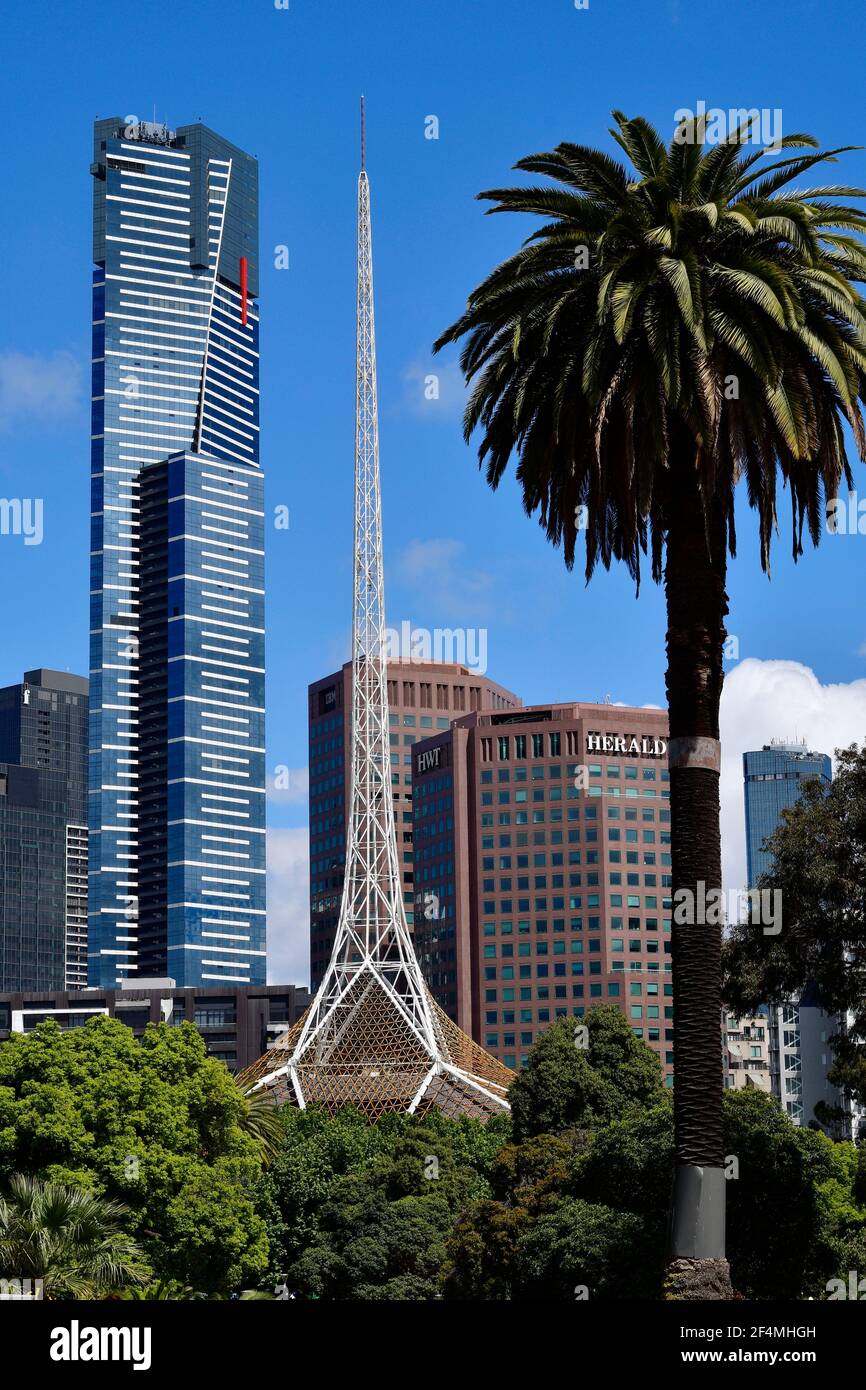Melbourne, VIC, Australia - 04 Novembre 2017: Skyline con Euraka tower, guglia di Arts Center di Melbourne e altri edifici Foto Stock