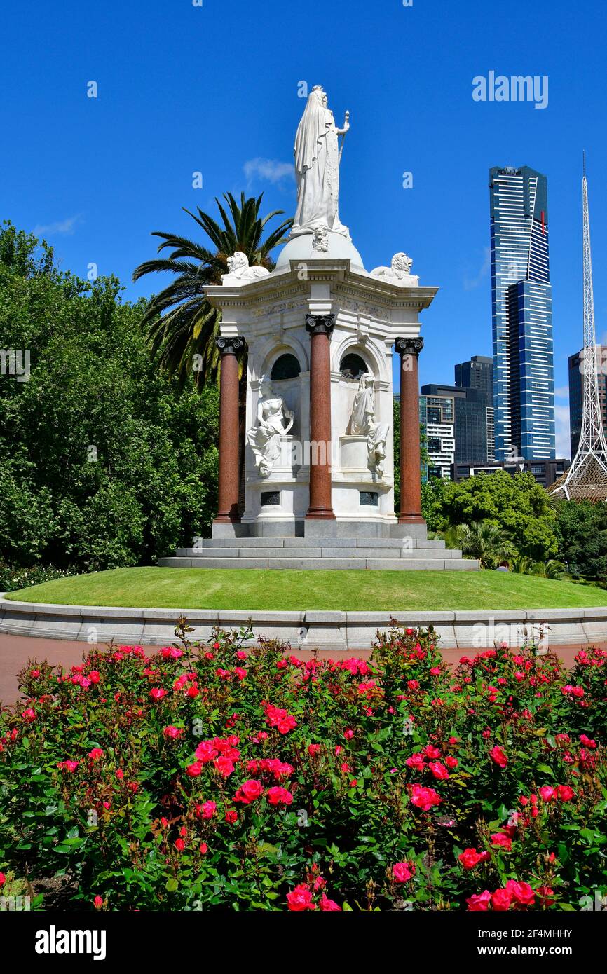 Melbourne, Victoria, Australia - 04 novembre 2017: Memoriale della Regina Vittoria, torre Eureka e guglia del Centro delle Arti di Melbourne Foto Stock