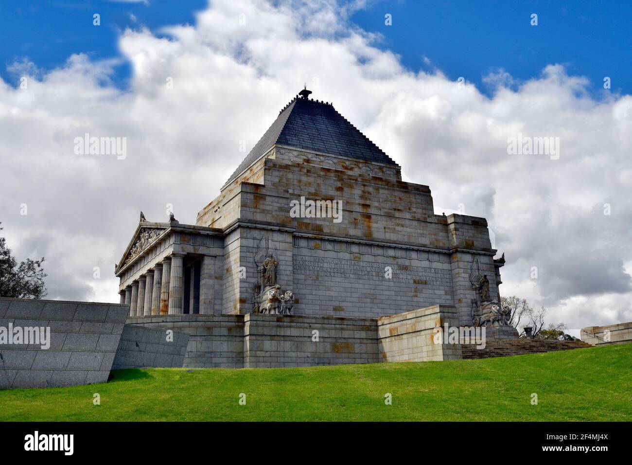 Melbourne, VIC, Australia - 04 novembre 2017: Santuario della memoria, un monumento di guerra e punto di riferimento situato a Kings Domain Foto Stock