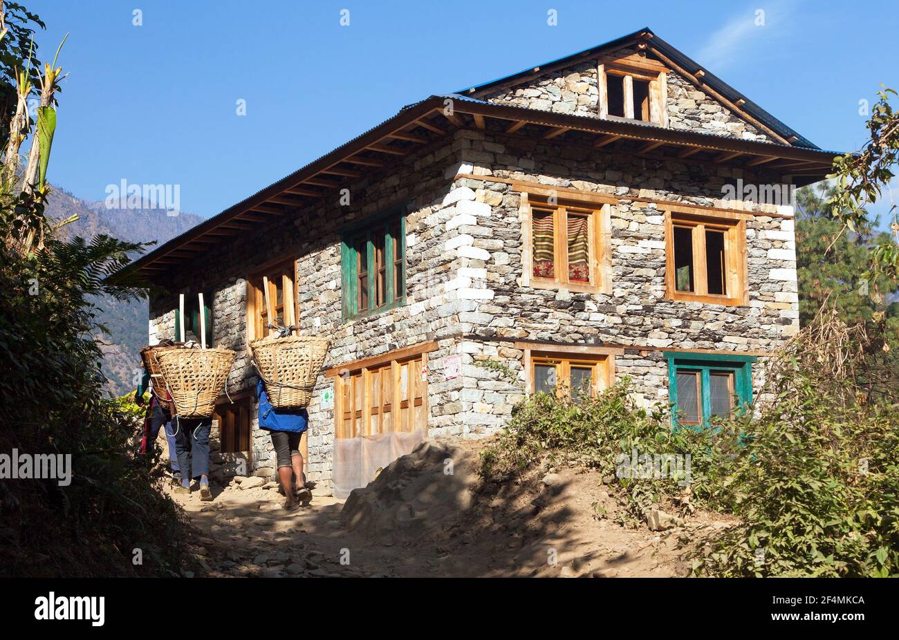 Bella casa edificio con sherpas locali in Nepal, valle Khumbu, Solukhumbu, Monte Everest zona, Nepal Himalaya montagne Foto Stock